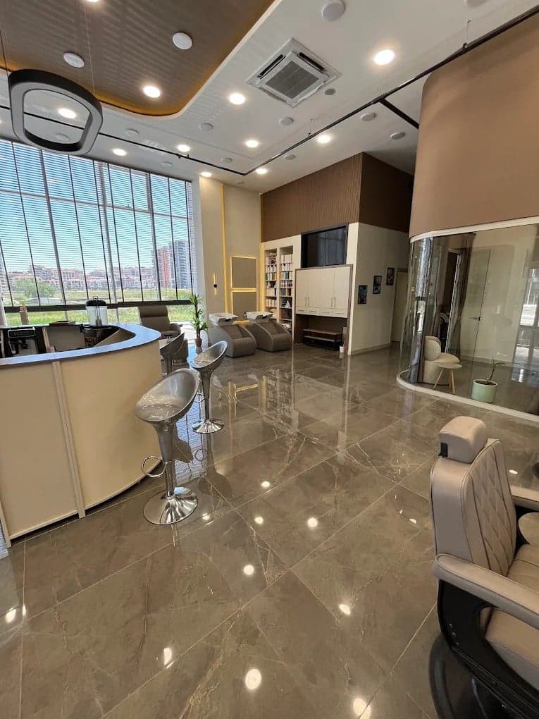 Burak Barber Studio bekleme alanı ve Ankara manzarası